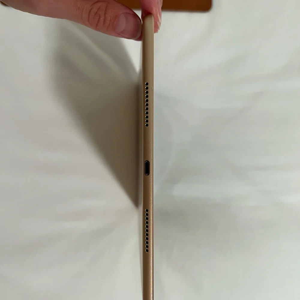 iPad Air 3, 64gb Rose Gold with Matching Leather Case